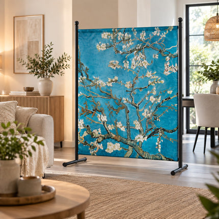 Van Gogh Amandelbloesem scheidingswand als decoratieve ruimteverdeler in een moderne woonkamer met natuurlijke kleuren.