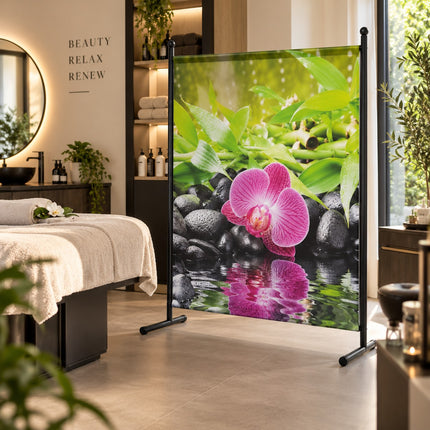 Scheidingswand Zen Orchidee als decoratieve privacywand in een luxe schoonheidssalon met behandelbed