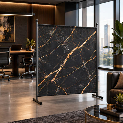 Zwarte marmer scheidingswand met gouden aders als luxe ruimteverdeler in een modern interieur