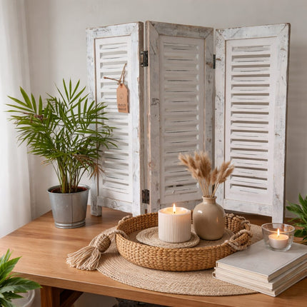 Wit houten shutter kamerscherm laag model in landelijke interieursetting met plant en decoratie