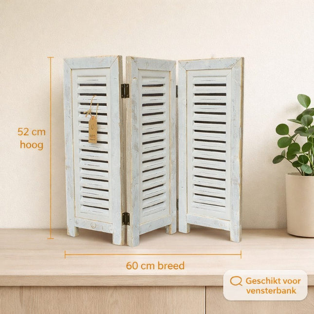 Raamscherm van hout met shutters in wit, 52 cm hoog en 60 cm breed, geplaatst op een lichte vensterbank in een rustige Japandi interieursetting, met maatvoering weergegeven.