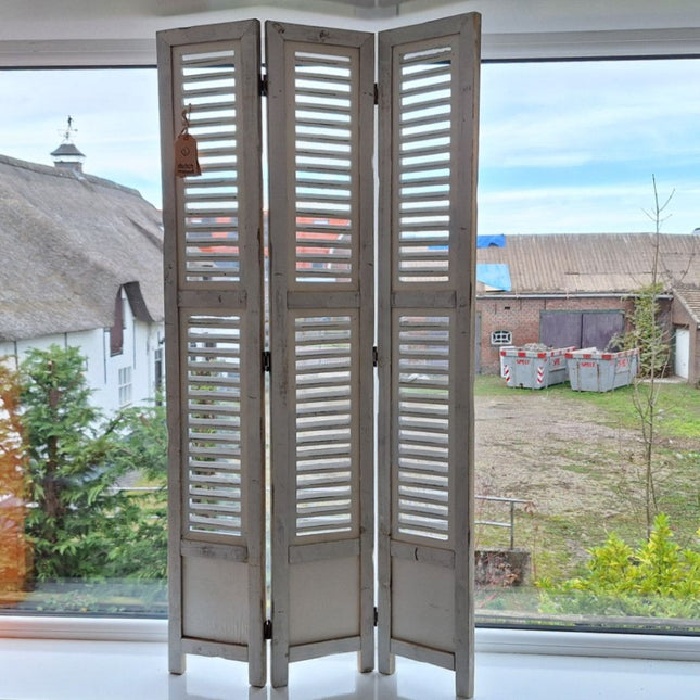 Klein shutterscherm met open lamellen voor vensterbank of kast