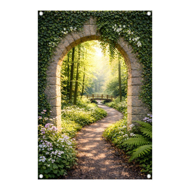 Tuinposter met lentebos, stenen boog begroeid met hedera, kronkelend wandelpad en houten bruggetje boven een beekje