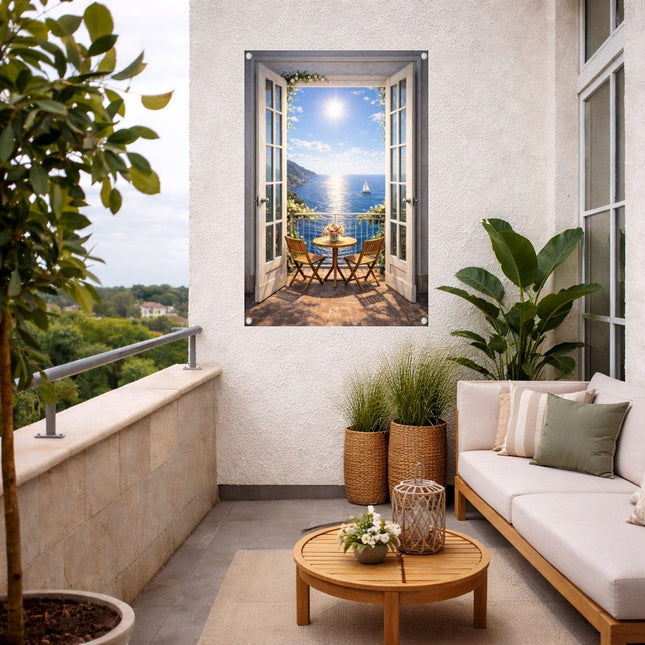 Sfeervolle tuinposter met doorkijk naar de Middellandse Zee vanaf een balkon met tafeltje en stoelen.