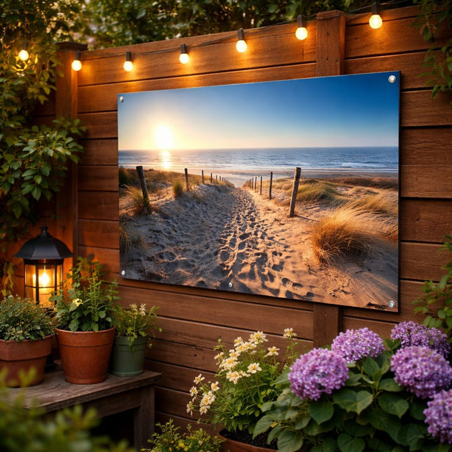 Tuinposter met rustgevend duinlandschap en zeezicht bij zonsondergang, opgehangen aan een houten tuinschutting.