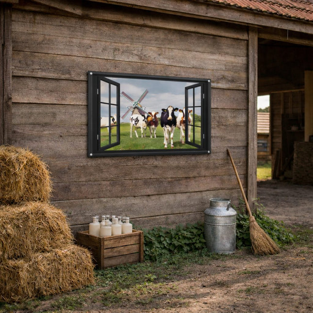 Tuinposter met doorkijk van koeien in weiland en Nederlandse molen, geplaatst op houten boerderijwand met hooi en melkbus.