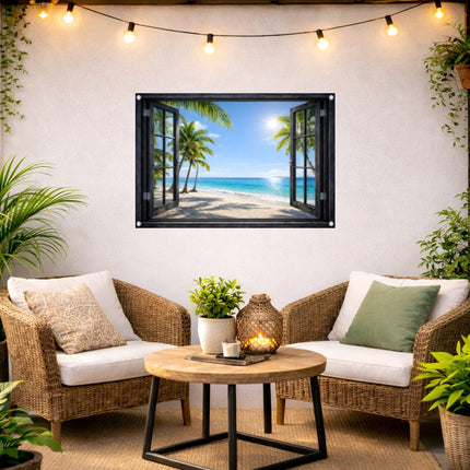 Sfeerfoto van een balkon met wicker zitje, rond houten tafeltje met tuinposter strandzicht