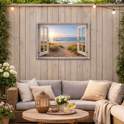 Sfeervolle tuin met loungeset en strandzicht tuinposter aan schutting