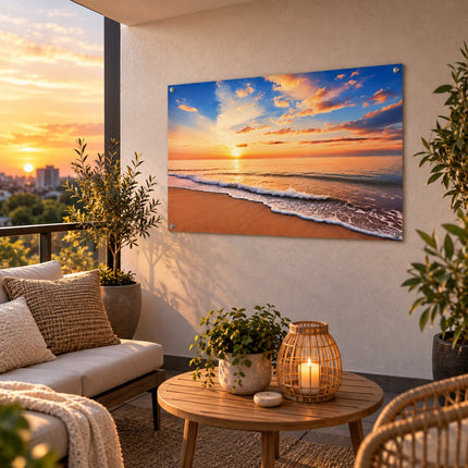 Tuinposter met zonsondergang en zee aan de muur van een sfeervol balkon