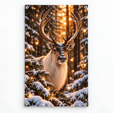 Tuinposter rendier in besneeuwd winterbos met warme verlichting