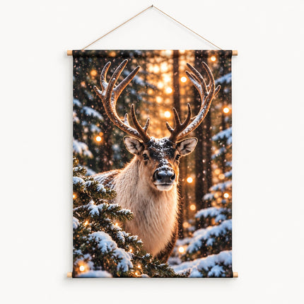Wanddoek kerst rendier Winter Glow 50x75 cm met houten roedes en ophangtouw op witte achtergrond.