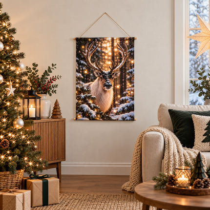 Kerst wanddoek met rendier 50x75 cm aan de muur in sfeervolle woonkamer met kerstboom en warme verlichting.