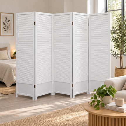 Wit houten kamerscherm met 5 panelen als stijlvolle roomdivider tussen woon- en slaapgedeelte in een modern interieur.